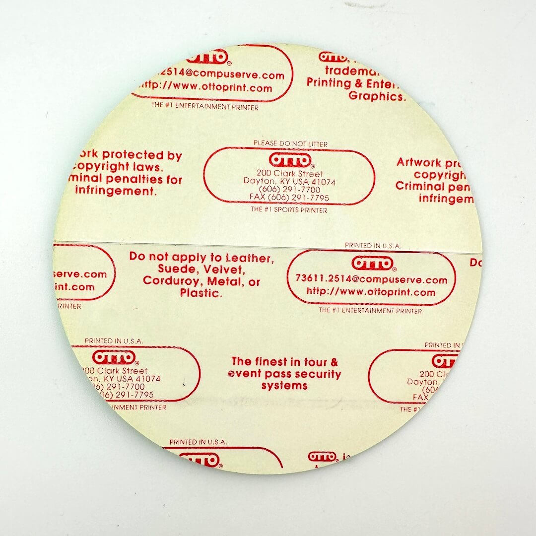 Round label with red text on a white background