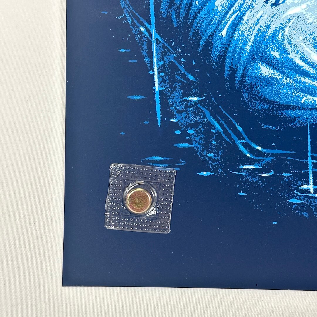 Bottom left corner of poster showing sharp corner and good edges 