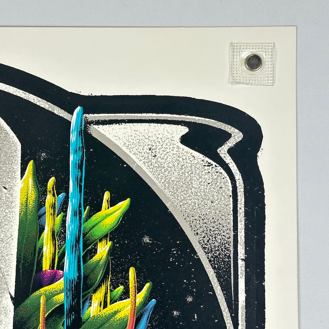 Top right corner of poster showing no damage to corner or edges.