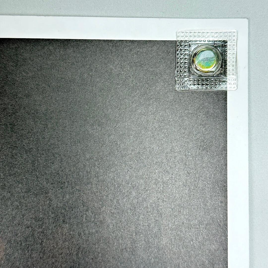 Close-up of top right corner of poster to show no visible damage. 