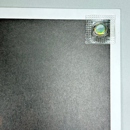 Close-up of top right corner of poster to show no visible damage. 