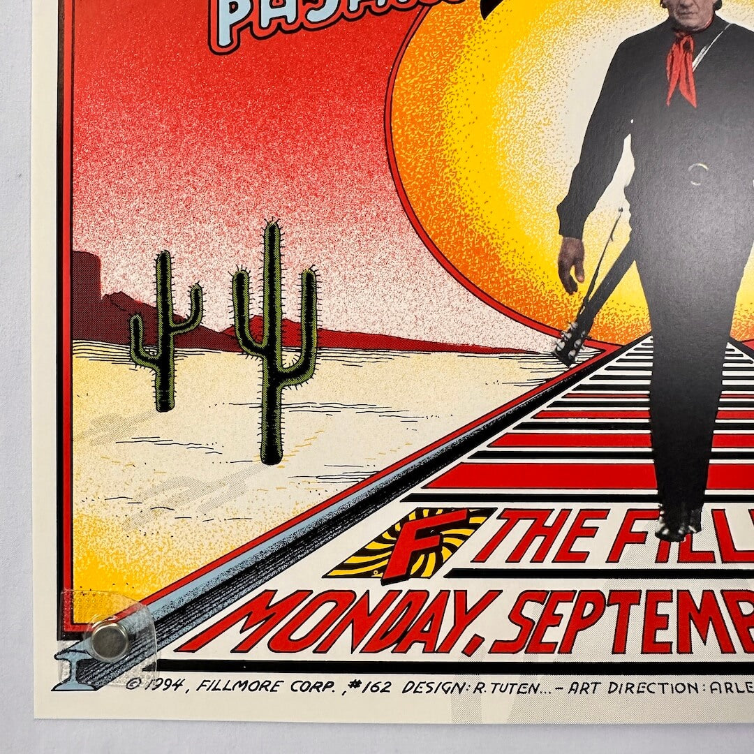 Bottom left corner of poster showing crisp corner and clean edgers, in mint condition. 