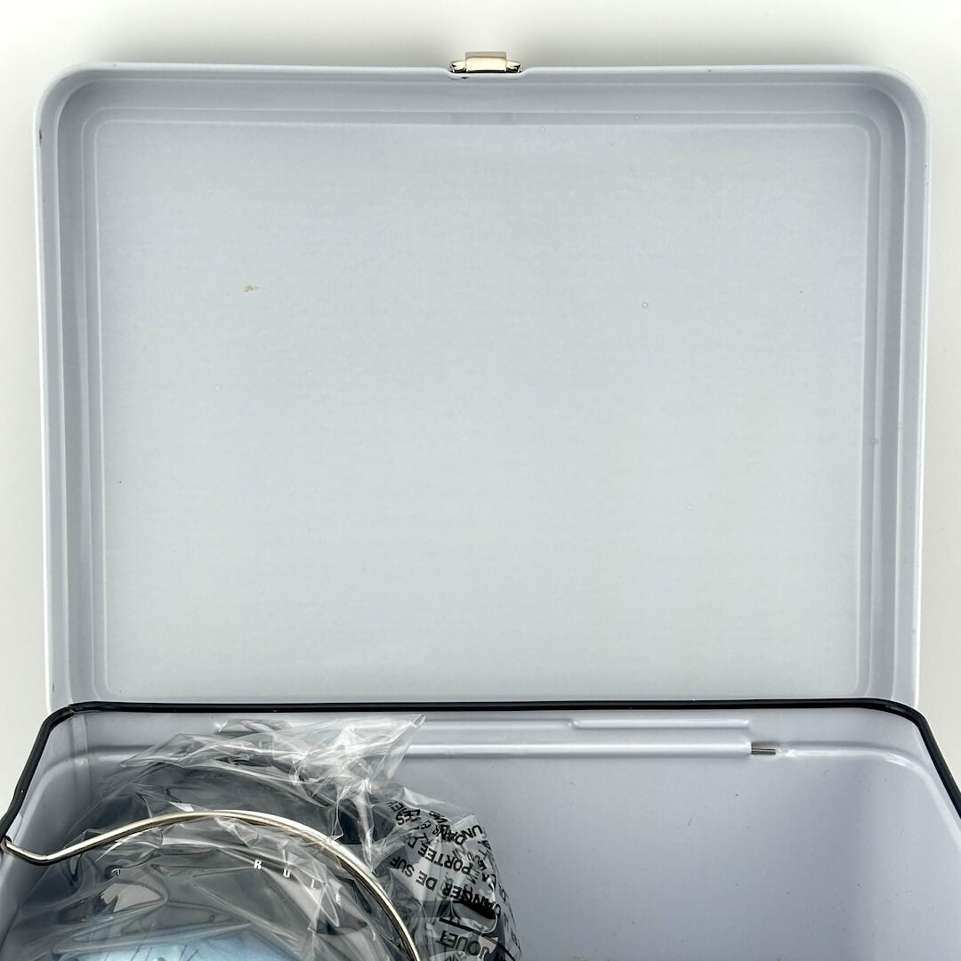 View of interior lid of lunchbox with no spots of rust of wear. 