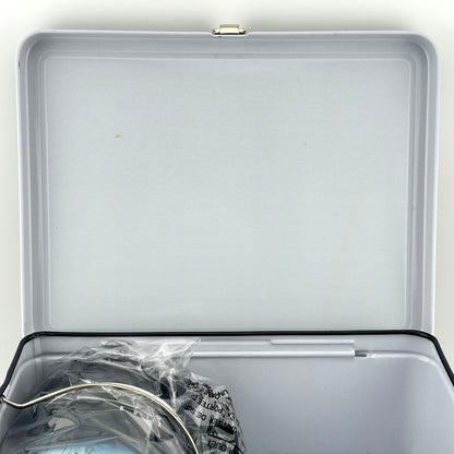 View of interior lid of lunchbox with no spots of rust of wear. 
