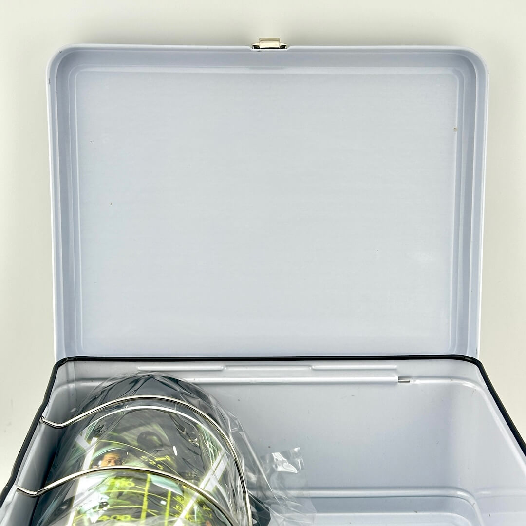 Interior lid of lunchbox showing no spots of wear. 